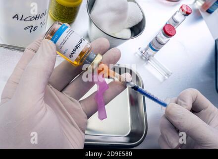 Krankenschwester bereitet medizinische Spritze mit Remdesivir in einem Krankenhaus, konzeptionelle Bild Stockfoto