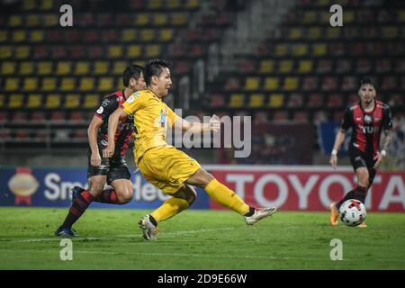 Nattawut Sombatyotha von Port FC in Aktion gesehen während der Thai League 2020 Spiel zwischen Bangkok United FC und Port FC im Thammasat Stadion.( Endstand; Bangkok United F.C. 0-1-Port-FC.) Stockfoto