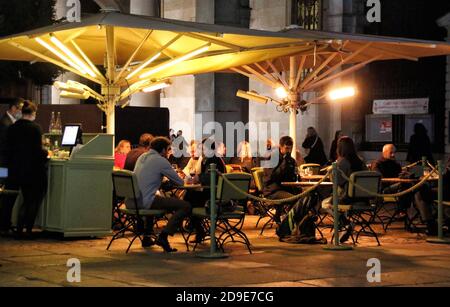 London, Großbritannien. November 2020. Die Leute sitzen und essen auf der Terrasse eines Restaurants in Covent Garden, das für vier Wochen geschlossen wird.der Abend der Lockdown 2 - der Abend bevor England geht in Lockdown für vier Wochen am 5. November. Kredit: SOPA Images Limited/Alamy Live Nachrichten Stockfoto