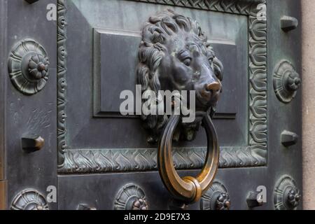 Antike Bronze Tür Klopfen Knopf Ring in Form eines Löwen Gesicht auf einer alten Tür. Stockfoto