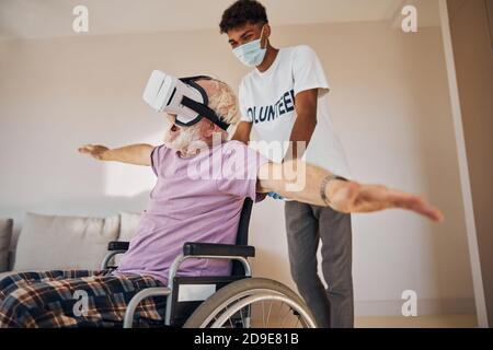 Zufrieden älteren kaukasischen Mann genießen virtuelle Realität Stockfoto