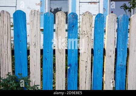 Wandbeplankung aus Holz. Textur der Farbe Holzzaun. Hintergrund der alten Holzplanken rustikal. Verwitterte Holzoberfläche. Stockfoto