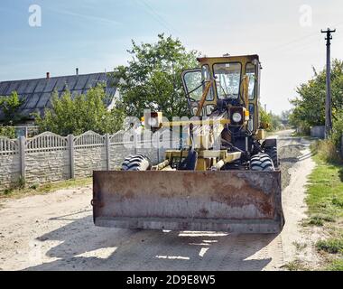 Straßengrader - Schwererde bewegende Straßenbauausrüstung. Industrieller Motorgrader auf dem Boden Stockfoto