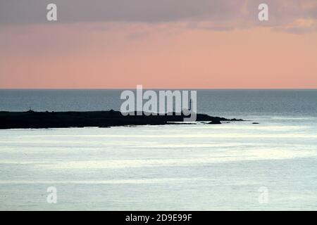 Turnberry Lighthouse, South Ayrshire, Schottland, Großbritannien 24 Meter hoch, mit 76 Stufen nach oben, bewacht die Küste von Ayrshire seit 1873. Platz für Text und Text im Foto. Minimalistisches Landschaftsbild Stockfoto