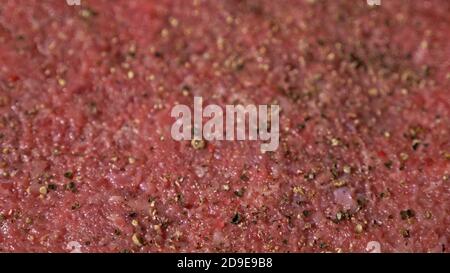 Kochen macht Fleisch Medaillons für Burger. Koch in schwarz Handschuhe macht Schnitzel essen. Die koteletts sind in Stahl Ring in eine noch Medaillon eingeebnet. Stockfoto