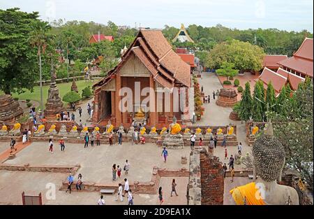 Luftaufnahme der Ordinationshalle des Wat Yai Chai Mongkhon Tempels Blick auf die HauptStupa, Ayutthaya, Thailand Stockfoto