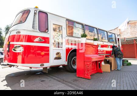 Samara, Russland - 7. September 2019: Food-Truck, mobile Getränke und Snack-Van in einer Stadt Straße im Sommer sonnigen Tag. Text auf Russisch: Kaffeebus Stockfoto