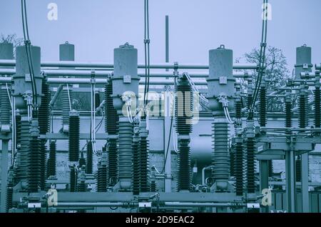 Konzept der Strom- und Stromerzeugung am Beispiel von Isolatoren und Geräten in einem Transformatorenwerk. Stockfoto