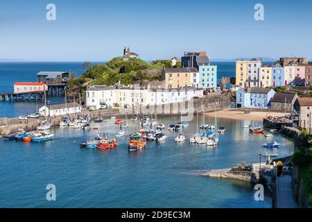 Tenby, Wales, UK, 14. Mai 2018 : Tenby Harbour, ein beliebter Badeort in Pembrokeshire und ein beliebtes Reiseziel für Touristen Stockfoto