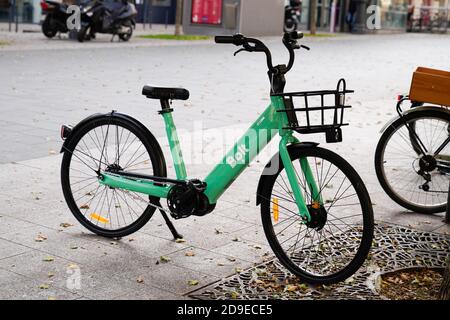 Bordeaux , Aquitanien / Frankreich - 11 01 2020 : Dott gemeinsames Fahrrad zur Selbstbedienung in der Stadt öffentliches Fahrrad ohne Station Stockfoto