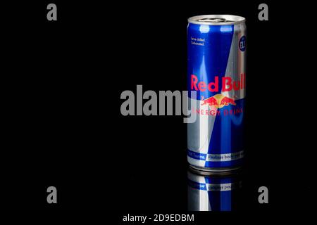 London, Großbritannien, 14. Oktober 2020:- EINE Dose Redbull Energy Drink auf schwarzem Hintergrund isoliert Stockfoto