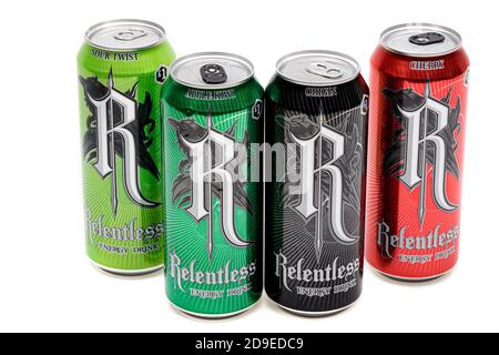 London, Großbritannien, 14. Oktober 2020:- EINE Auswahl an Relentless Energy Drinks auf weißem Hintergrund isoliert Stockfoto