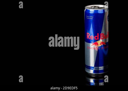 London, Großbritannien, 14. Oktober 2020:- EINE Dose Redbull Energy Drink auf schwarzem Hintergrund isoliert Stockfoto