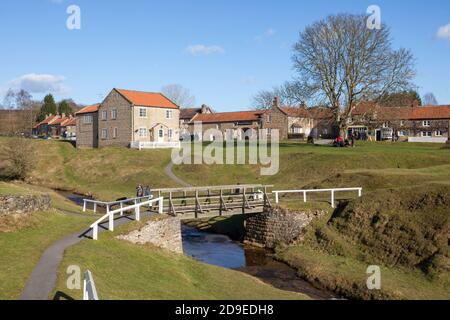 Blick auf das attraktive Dorf Hutton-le-Hole im Norden York Moors National Park Stockfoto