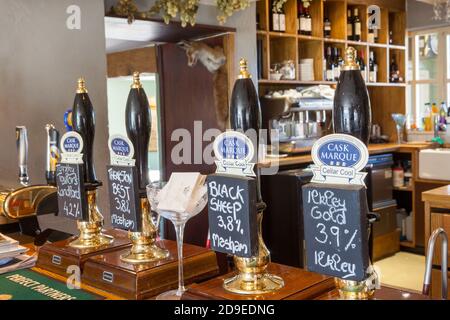 Traditionelle Handpumpen für echtes Ale auf der Bar Ein englischer Pub Stockfoto