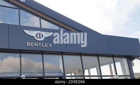 Bordeaux , Aquitaine / Frankreich - 11 01 2020 : Bentley Logo Store Zeichen auf Autohaus Autohaus Stockfoto