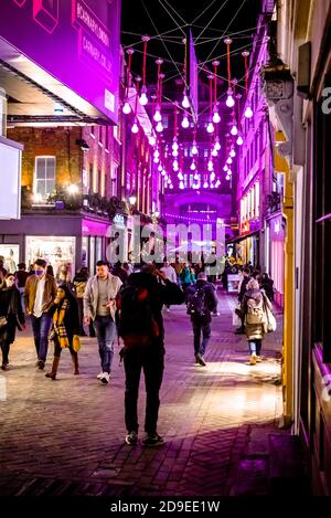 Carnaby Street hat seine Weihnachtsbeleuchtung eingeschaltet, London. Stockfoto