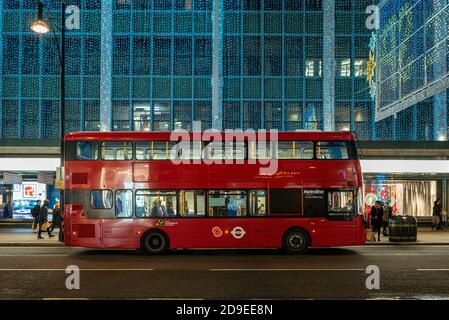 Die Oxford Street hat ihre Weihnachtsbeleuchtung für die Weihnachtsfeierlichkeiten 2020 eingeschaltet. Stockfoto