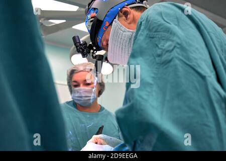 Chirurg und seine Assistentin, die kosmetische Chirurgie an der Nase im Krankenhaus Op. Nase Umgestalten, Augmentation. Rhinoplastik. Stockfoto