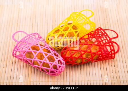 Schweinchen-Mondkuchen im bunten Korb, chinesische Mitte-Herbst-Köstlichkeiten Stockfoto