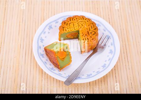 Mooncake mit Eierpasse für chinesische Mitte Herbst festlich serviert Stockfoto