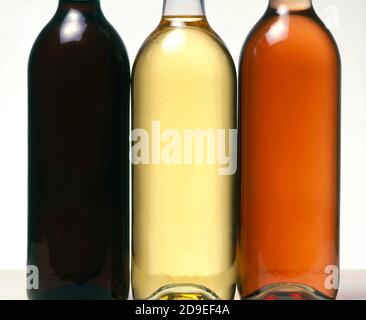 Set aus weißen, rosa und roten Weinflaschen auf weißem Hintergrund Stockfoto