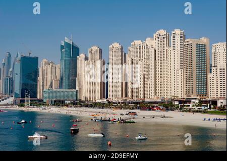 Dubai, Vereinigte Arabische Emirate. 2. Juli 2019 luxuriöse Apartments und Hotels am Strand von Jumeirah Beach, Dubai, VAE. Stockfoto