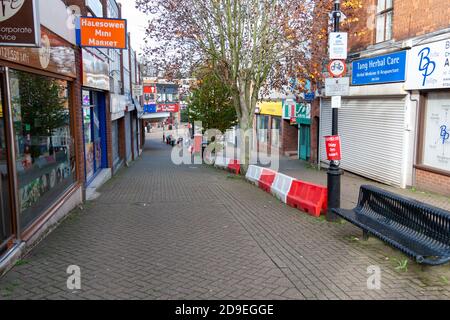 Halesowen, West Midlands, Großbritannien. November 2020. Eine ruhige Einkaufsstraße in Halesowen, West Midlands, am ersten Tag der aktuellen Sperrmaßnahmen. Kredit: Peter Lopeman/Alamy Live Nachrichten Stockfoto