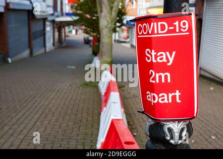 Fußgänger-Zeichen für soziale Distanzierung während der Covid-Pandemie 19, Großbritannien Stockfoto