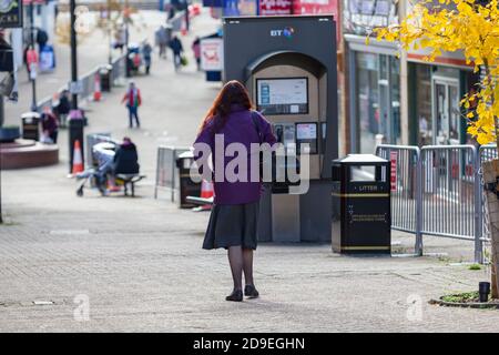 Halesowen, West Midlands, Großbritannien. November 2020. Einkäufer in der Hauptstraße in Halesowen, West Midlands, am ersten Tag der aktuellen Sperrmaßnahmen. Kredit: Peter Lopeman/Alamy Live Nachrichten Stockfoto