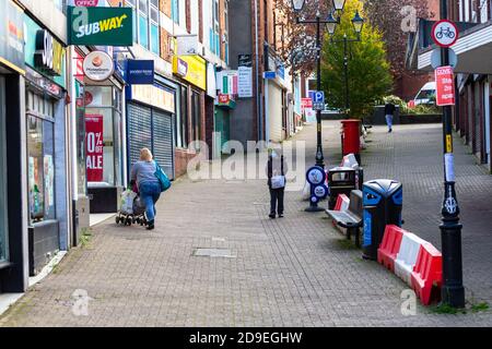 Halesowen, West Midlands, Großbritannien. November 2020. Einkäufer in der Hauptstraße in Halesowen, West Midlands, am ersten Tag der aktuellen Sperrmaßnahmen. Kredit: Peter Lopeman/Alamy Live Nachrichten Stockfoto