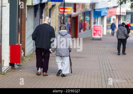 Halesowen, West Midlands, Großbritannien. November 2020. Einkäufer in der Hauptstraße in Halesowen, West Midlands, am ersten Tag der aktuellen Sperrmaßnahmen. Kredit: Peter Lopeman/Alamy Live Nachrichten Stockfoto