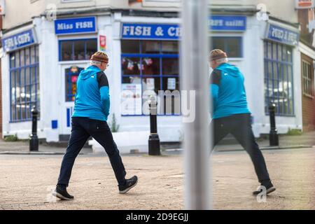 Halesowen, West Midlands, Großbritannien. November 2020. Einkäufer in der Hauptstraße in Halesowen, West Midlands, am ersten Tag der aktuellen Sperrmaßnahmen. Kredit: Peter Lopeman/Alamy Live Nachrichten Stockfoto