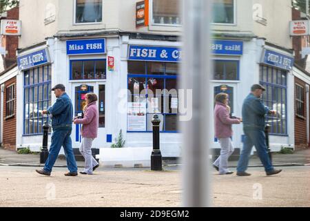 Halesowen, West Midlands, Großbritannien. November 2020. Einkäufer in der Hauptstraße in Halesowen, West Midlands, am ersten Tag der aktuellen Sperrmaßnahmen. Kredit: Peter Lopeman/Alamy Live Nachrichten Stockfoto