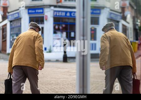 Halesowen, West Midlands, Großbritannien. November 2020. Einkäufer in der Hauptstraße in Halesowen, West Midlands, am ersten Tag der aktuellen Sperrmaßnahmen. Kredit: Peter Lopeman/Alamy Live Nachrichten Stockfoto