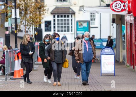 Halesowen, West Midlands, Großbritannien. November 2020. Einkäufer in der Hauptstraße in Halesowen, West Midlands, am ersten Tag der aktuellen Sperrmaßnahmen. Kredit: Peter Lopeman/Alamy Live Nachrichten Stockfoto