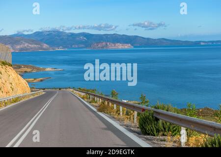 Blick auf die Straße, die zu der befestigten mittelalterlichen Stadt Monemvasia, Peloponesse, Griechenland führt Stockfoto