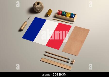 Frankreich Kalligraphie Konzept, Zubehör und Werkzeuge für schöne Handschrift, Bleistifte, Stifte, Tinte, Pinsel, Bastelpapier und Pappe Handwerk auf Holz t Stockfoto