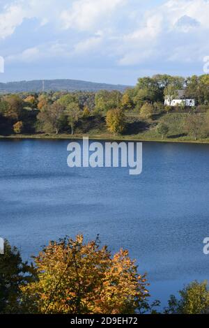 Herbst bei Weinfelder Maar Stockfoto