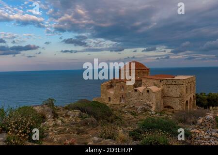 Die byzantinische Agia Sofia Kirche auf der Spitze der mittelalterlichen Burg von Monemvasia, mit Blick auf die Ägäis bei einem herrlichen Sonnenuntergang. Stockfoto