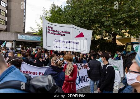 Gottingen, Deutschland. Herbst 2020. Freitags für die Zukunft. Banner und eine Gruppe von Menschen, die gegen Faschismus und Klimawandel protestieren. Stockfoto