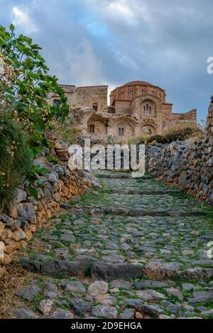 Die Steinstraße, die zur byzantinischen Kirche von Agia Sofia führt, auf der Spitze der mittelalterlichen Burg von Monemvasia, Griechenland. Stockfoto