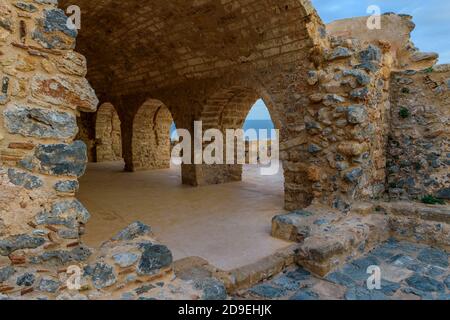 Gelber Steinbogen und Blick auf das Meer von der Oberstadt die mittelalterliche Burg von Monemvasia, Lakonia, Peloponnes. Stockfoto