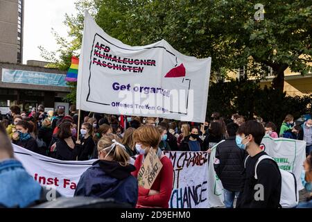 Gottingen, Deutschland. Herbst 2020. Freitags für die Zukunft. Banner und eine Gruppe von Menschen, die gegen Faschismus und Klimawandel protestieren. Stockfoto