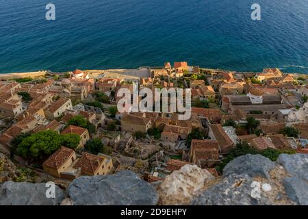 Blick von der Oberstadt auf die mittelalterliche Burg von Monemvasia, Lakonia, Peloponnes. Stockfoto