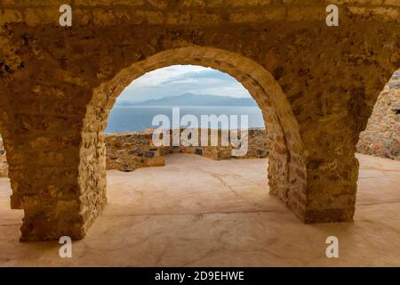 Gelber Steinbogen und Blick auf das Meer von der Oberstadt die mittelalterliche Burg von Monemvasia, Lakonia, Peloponnes. Stockfoto