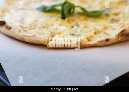 Duftende italienische Pizza mit vier Käsesorten - Parmesan, dor blau, Mozzarella, Cheddar, Close Up Stockfoto