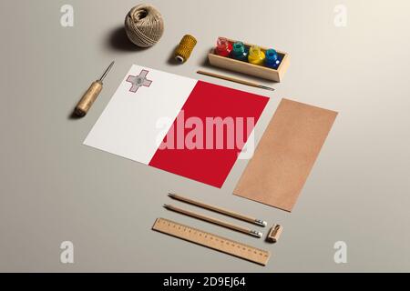 Malta Kalligraphie Konzept, Zubehör und Werkzeuge für schöne Handschrift, Bleistifte, Stifte, Tinte, Pinsel, Bastelpapier und Pappe Handwerk auf Holz ta Stockfoto