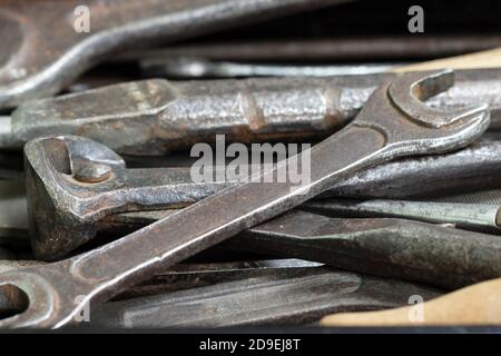 Eine Schachtel mit einem Satz alter rostiger Schlosserwerkzeuge. Stockfoto