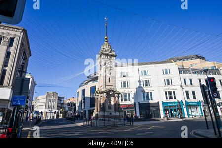 Brighton UK 5. November 2020 - Weihnachtslichter von Brighton Uhrenturm Da die Straßen ruhig sind am ersten Tag der neuen Coronavirus Sperrbeschränkungen in England : Credit Simon Dack / Alamy Live News Stockfoto